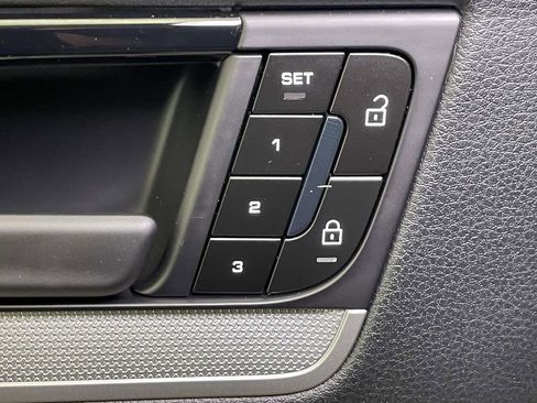 Used 2025 Porsche Cayenne Coupe image 36