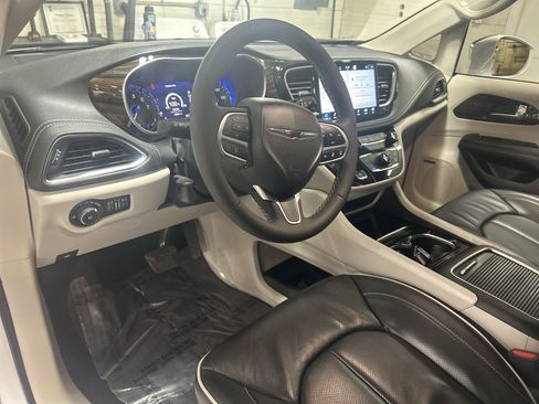 Used 2022 Chrysler Pacifica Limited image 11