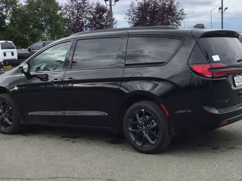 New 2026 Chrysler Pacifica Limited w/ S Appearance Package image 6
