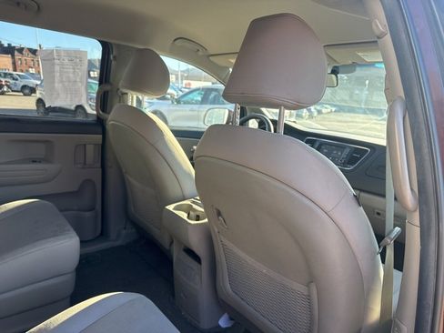 Used 2020 Kia Sedona LX image 7