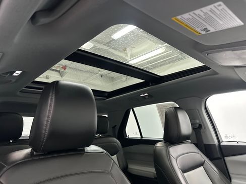 Used 2022 Ford Explorer XLT w/ Equipment Group 202A image 13