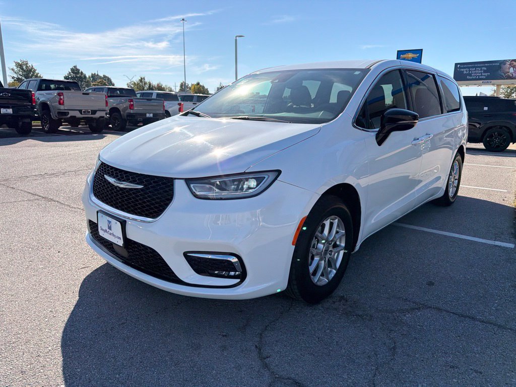 Used 2025 Chrysler Pacifica Select FWD image 7