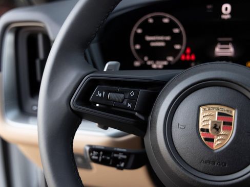 Certified 2025 Porsche Cayenne Coupe image 22