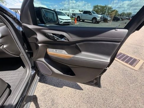 Used 2022 GMC Acadia SLE w/ Driver Convenience Package FWD image 22