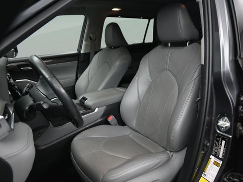 Used 2022 Toyota Highlander Platinum FWD image 33