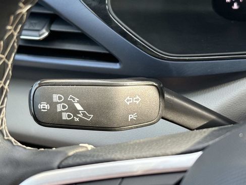 Used 2023 Volkswagen Taos SE w/ Panoramic Sunroof Package FWD image 23