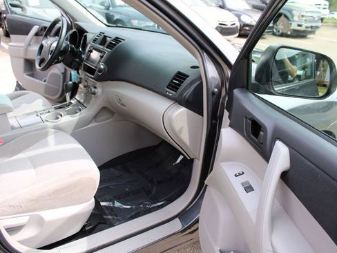 Used 2013 Toyota Highlander Plus w/ Cold Weather Pkg image 23