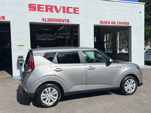 Used 2023 Kia Soul LX image 8
