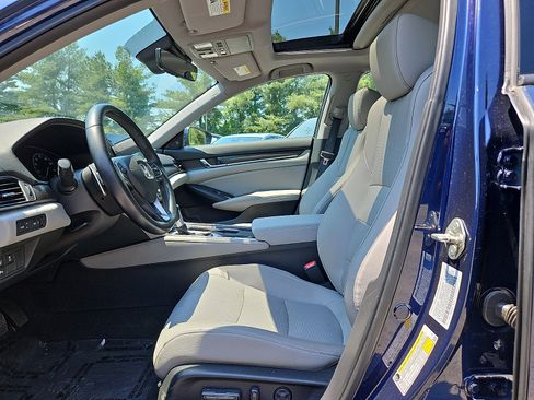 Used 2018 Honda Accord Touring image 14