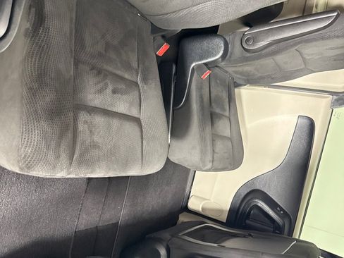 Used 2016 Dodge Grand Caravan SE image 22