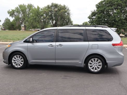 Used 2013 Toyota Sienna Limited w/ Premium Pkg AWD/4WD image 9