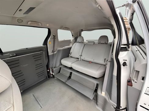 Used 2011 Toyota Sienna XLE w/ Premium Pkg FWD image 15