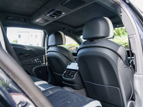 Used 2025 Bentley Flying Spur Plug-In Hybrid image 20