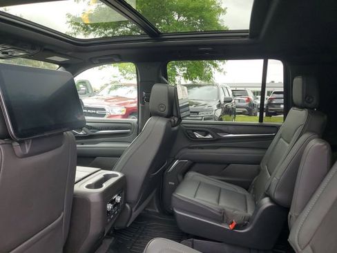 Used 2021 GMC Yukon XL Denali w/ Denali Premium Package AWD/4WD image 9