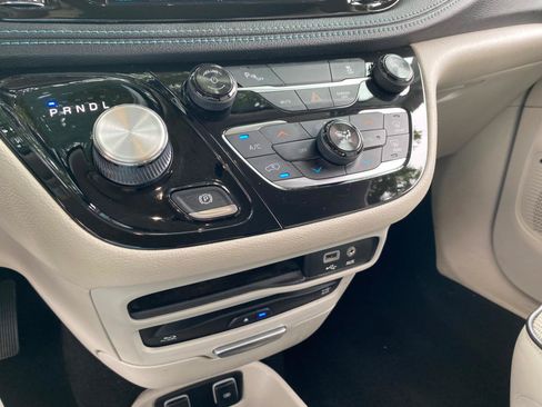 Used 2018 Chrysler Pacifica Limited FWD image 74
