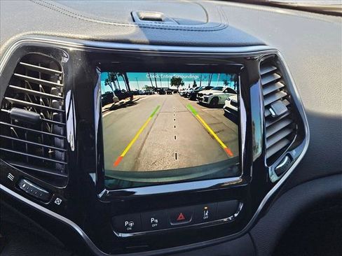 Used 2019 Jeep Cherokee Limited w/ Luxury Group FWD image 13