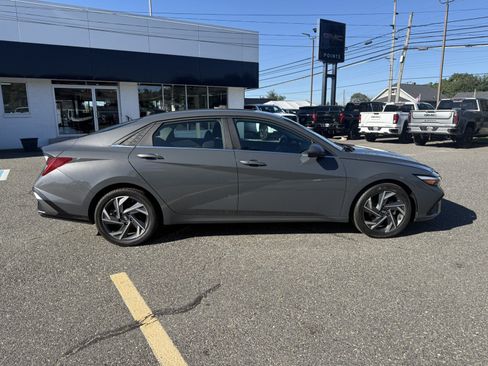 Used 2025 Hyundai Elantra SEL FWD image 2