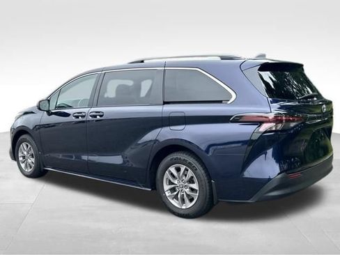Used 2023 Toyota Sienna LE FWD image 2