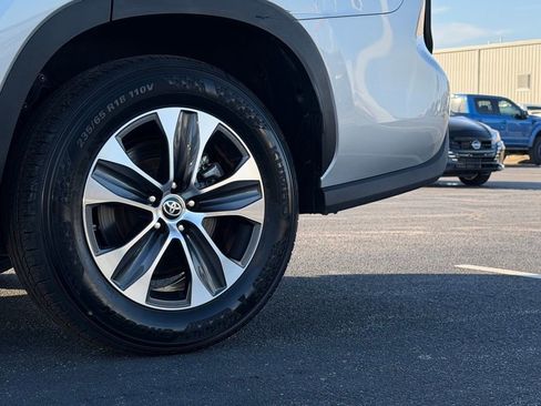 Used 2024 Toyota Highlander XLE image 47