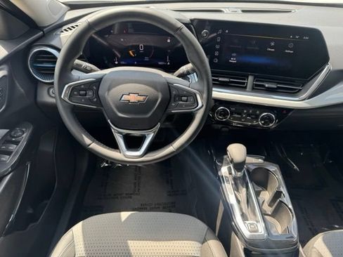 Certified 2025 Chevrolet Trax LT w/ LT Convenience Package FWD image 13