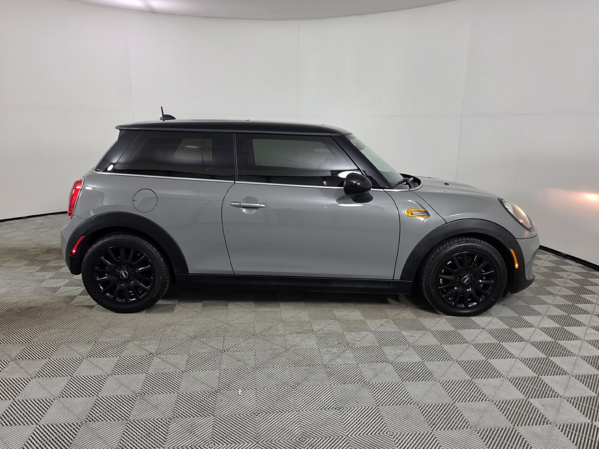 Used 2016 MINI Cooper 2-Door Hardtop FWD image 32