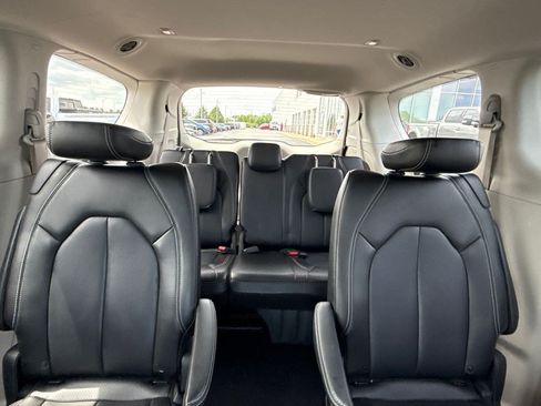 Used 2023 Chrysler Pacifica Touring-L AWD/4WD image 22