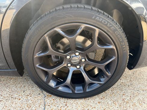 Used 2019 Chrysler 300 Touring w/ Sport Appearance Package RWD image 10