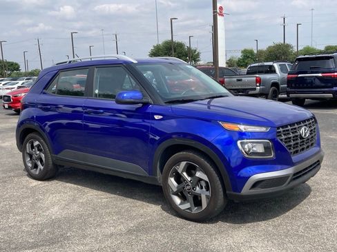 Used 2025 Hyundai Venue SEL image 3