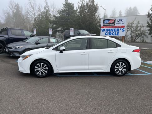 Used 2021 Toyota Corolla LE w/ Carpet Mat Package (TMS) image 2