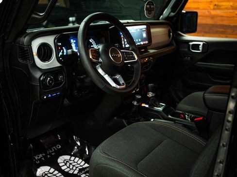 Used 2025 Jeep Wrangler Unlimited Sahara image 8