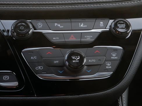 New 2026 Chrysler Pacifica Limited w/ Trailer Tow Group image 18