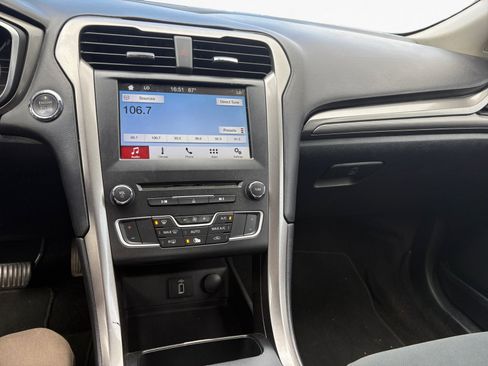 Used 2017 Ford Fusion SE w/ Fusion SE Technology Package FWD image 11