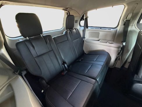 Used 2016 Chrysler Town & Country Touring w/ Driver Convenience Group FWD image 20
