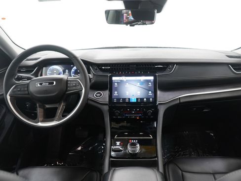 Used 2023 Jeep Grand Cherokee L Limited w/ Luxury Tech Group II image 18