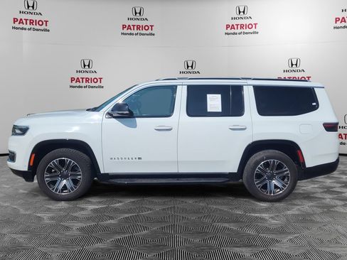 Used 2024 Jeep Wagoneer Series II w/ Flexible Seating Group RWD image 2