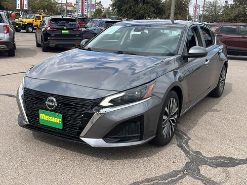 Used 2023 Nissan Altima 2.5 SV image 3