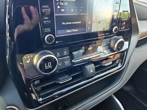 Used 2021 Toyota Highlander XLE AWD/4WD image 9