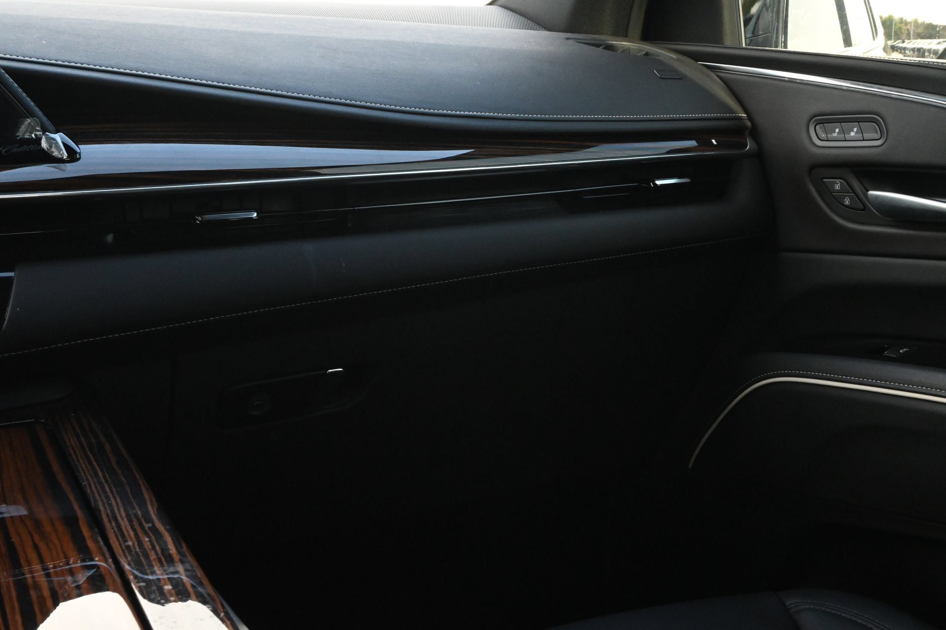 Used 2024 Cadillac Escalade Luxury RWD image 9