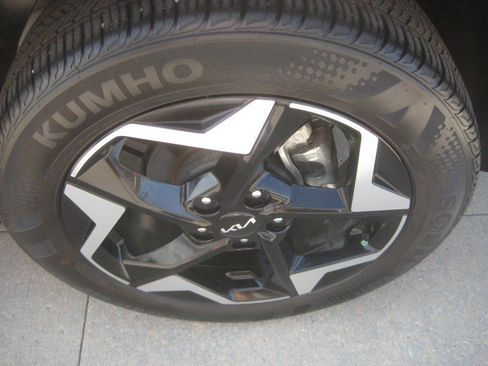 Used 2025 Kia Seltos S FWD image 11