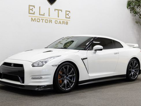 Used 2016 Nissan GT-R Premium AWD/4WD image 1