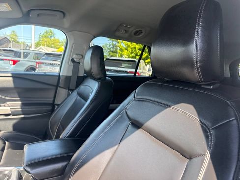 Used 2022 Ford Explorer XLT w/ Equipment Group 202A AWD/4WD image 26