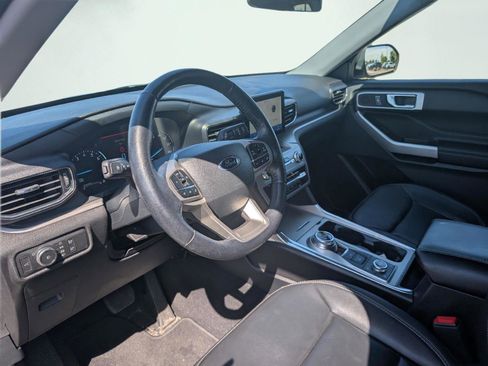 Used 2022 Ford Explorer XLT w/ Equipment Group 202A AWD/4WD image 9