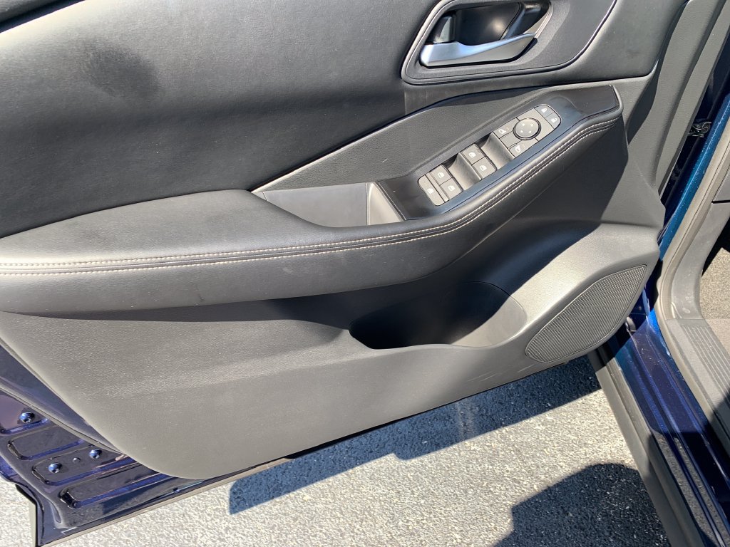 Certified 2025 Nissan Rogue SV FWD image 11