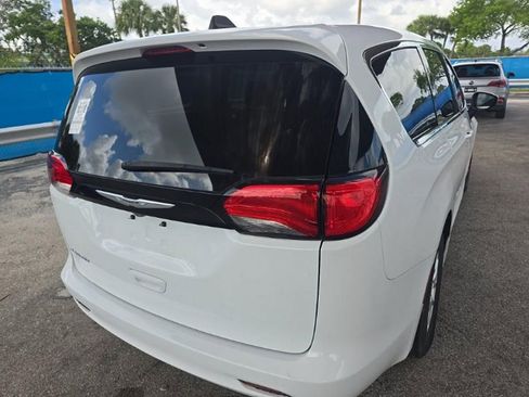 Used 2023 Chrysler Voyager LX FWD image 3
