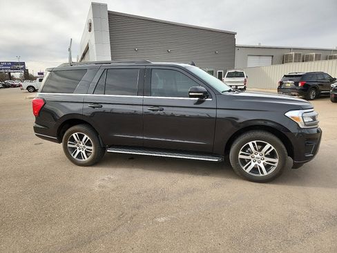 Used 2023 Ford Expedition XLT image 5