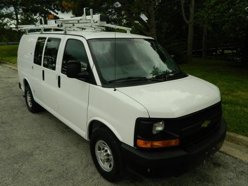Used 2015 Chevrolet Express 2500 RWD image 3