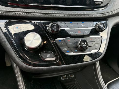 Used 2025 Chrysler Pacifica Limited FWD image 15