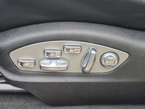 Certified 2025 Porsche Macan Turbo AWD/4WD image 6
