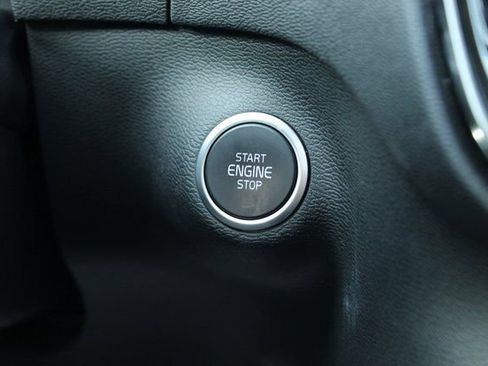 Used 2025 Volvo XC40 B5 Plus image 24