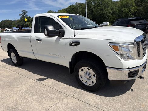 Used 2017 Nissan Titan SV RWD image 4
